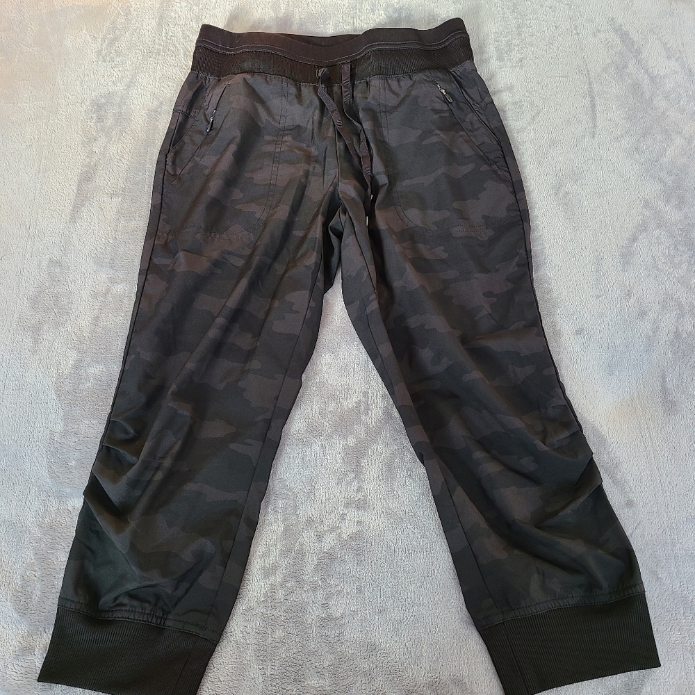 Kyodan camo crop pants 4 pockets front